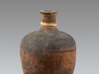 Aeg T 57  Aeg T 57, 12.-7. Jahrhundert v. Chr., Vase, Roter Nilton, H 24,5 cm, Dm 15,4 cm : Bestandskatalog Ägypten, Museumsfoto: Claus Cordes